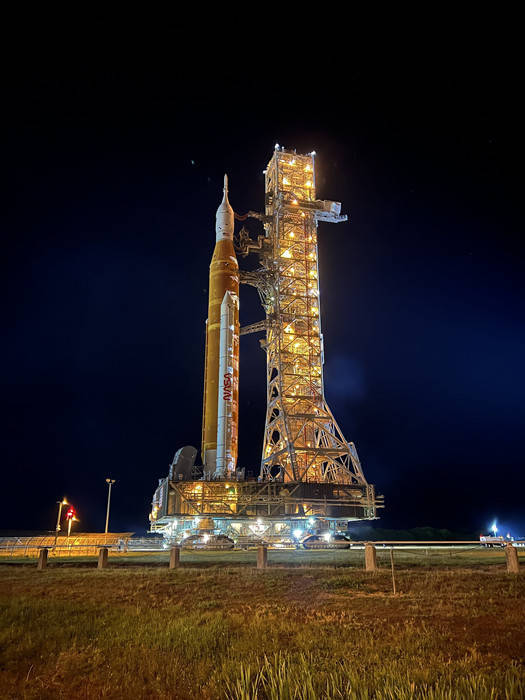 美媒：NASA首次为巨型月球火箭注入燃料