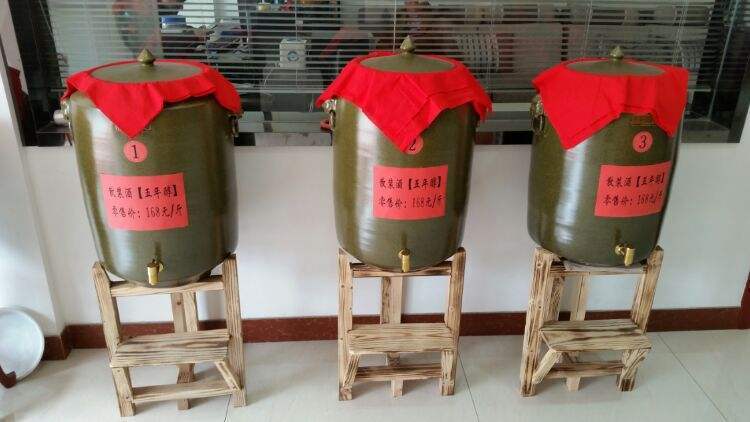 茅台镇上的散酒能不能买<strong></p>
<p>洪币在哪买</strong>？在哪里买更正宗？