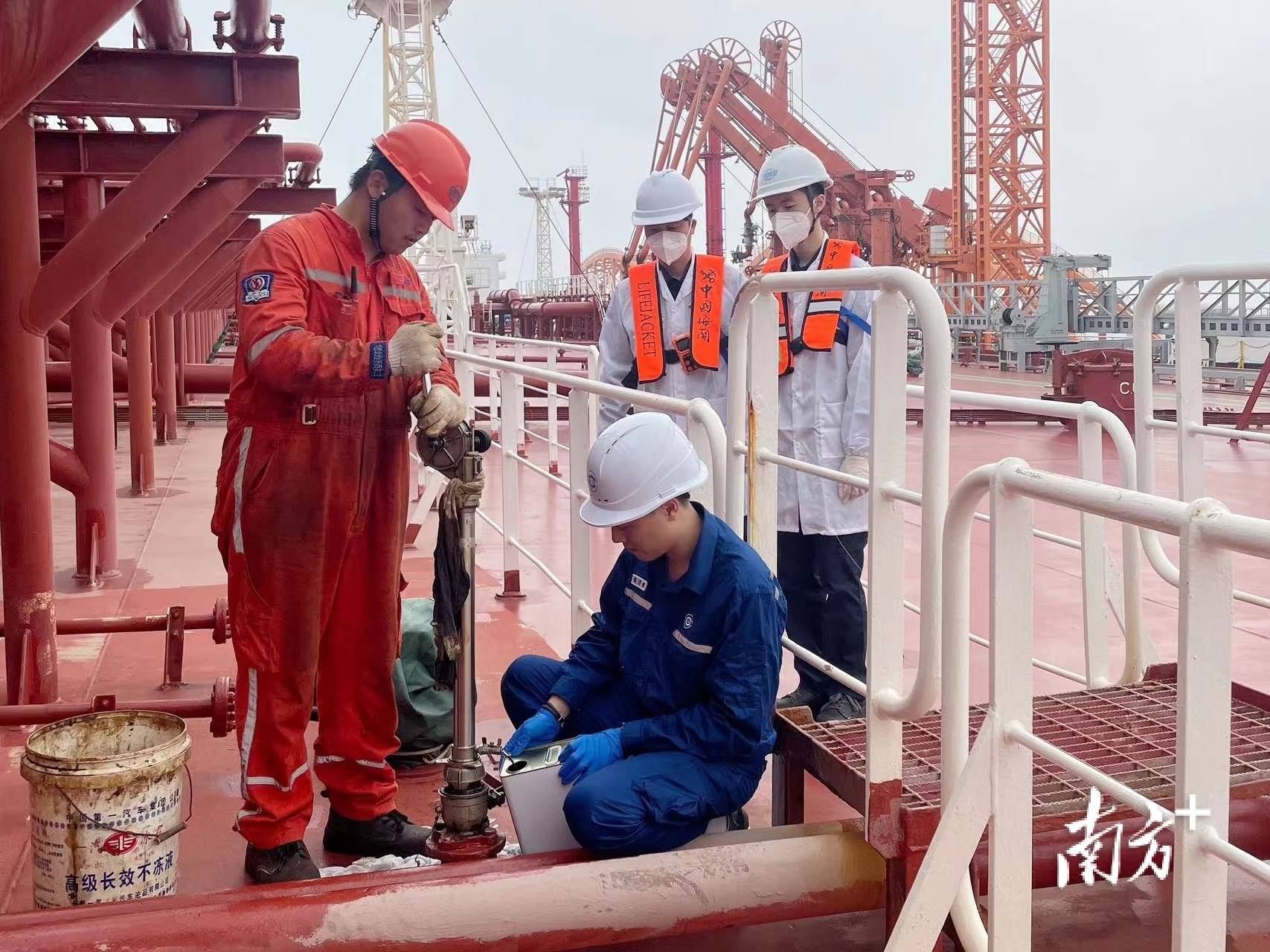 揭阳港接卸进口原油超100艘次<strong></p>
<p>原油</strong>，去年海关监管进口原油超1800万吨