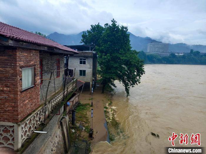 福建南平河流超警 河水淹没沿岸步道