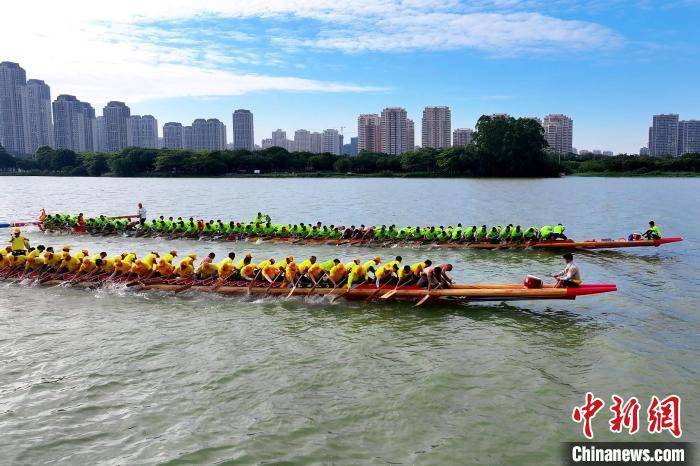 福建漳州：九龙江上赛龙舟迎端午
