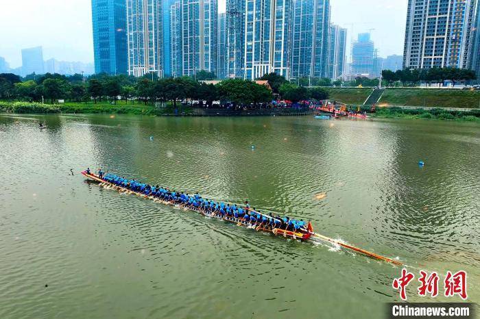 福建漳州：九龙江上赛龙舟迎端午