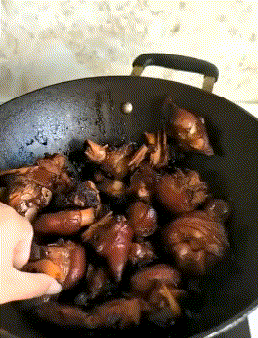搞笑GIF：这应该是红烧猪蹄的最高境界<strong></p>
<p>炒币吧</strong>，应该是用地沟油炒的吧