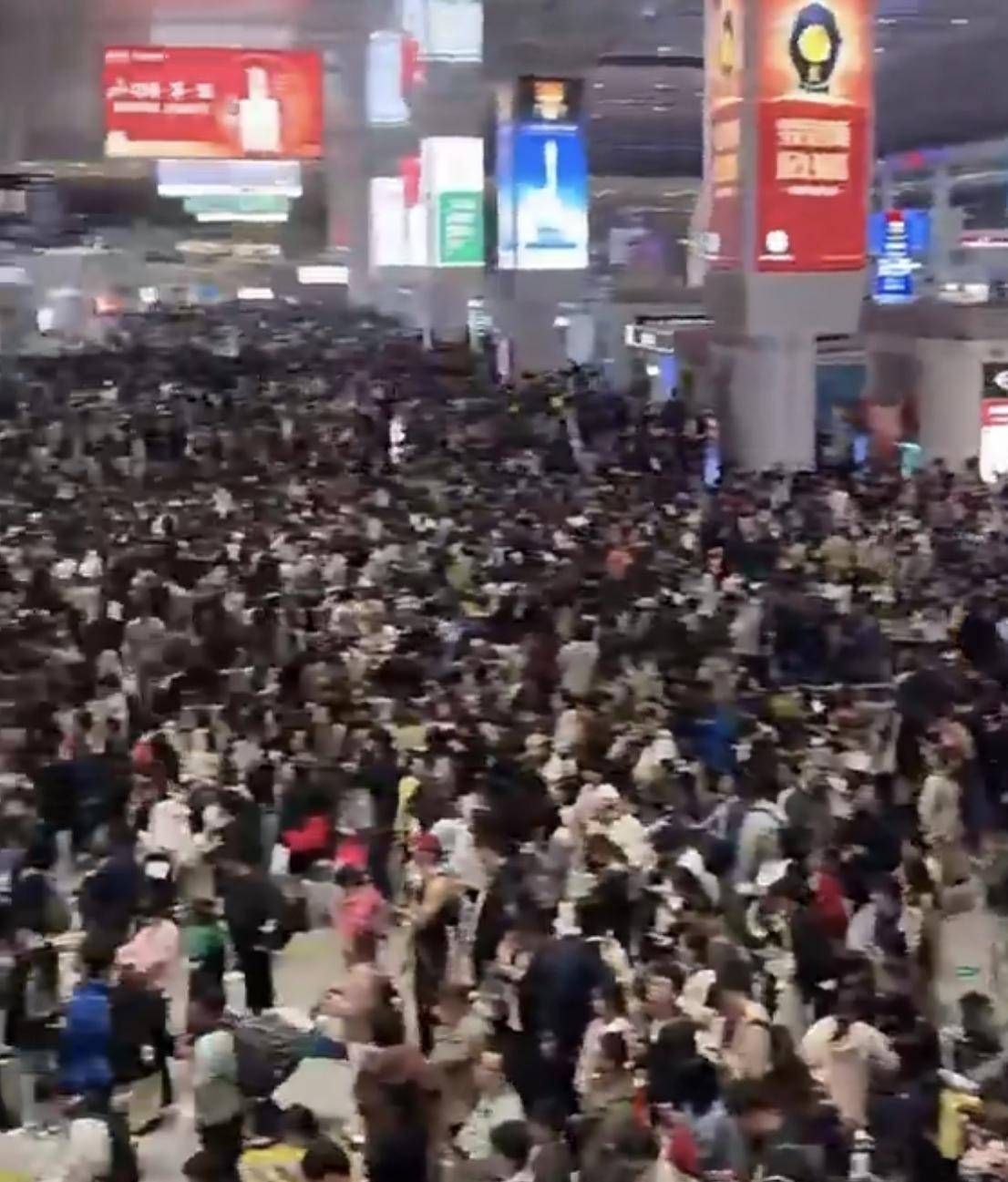 南京南站设备故障致多趟列车晚点<strong></p>
<p>全球有多少人在炒币</strong>，候车厅挤满人！正逐步恢复
