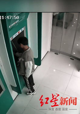 男子捡到10多张银行卡<strong></p>
<p>国债etf交易规则</strong>，密码竟全部一样！他6次共取款8000元被警方抓获
