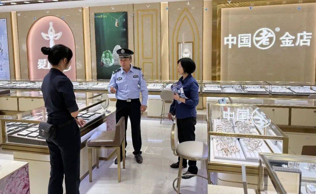 柳州女子到柳南万达买3万元黄金<strong></p>
<p>国债etf交易规则</strong>，不挑款不问价，店员吓到报警！