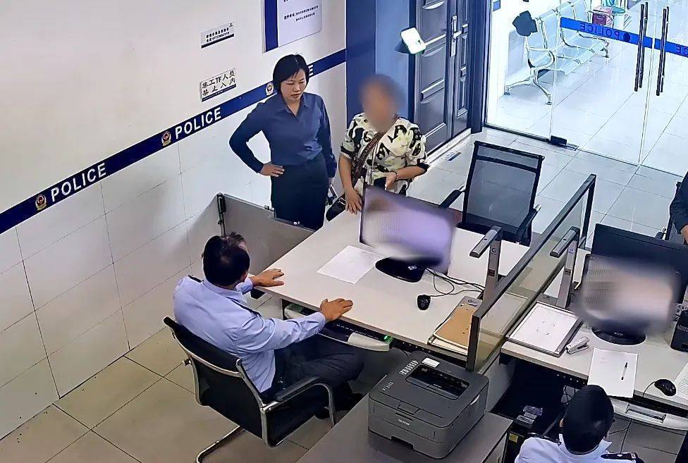柳州女子到柳南万达买3万元黄金<strong></p>
<p>国债etf交易规则</strong>，不挑款不问价，店员吓到报警！