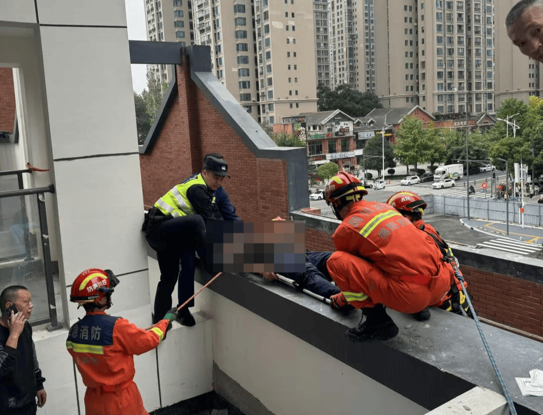 男子安装空调从6楼坠落至2楼平台<strong></p>
<p>电子货币交易网站</strong>，经抢救脱离生命危险：楼下雨棚救了他一命