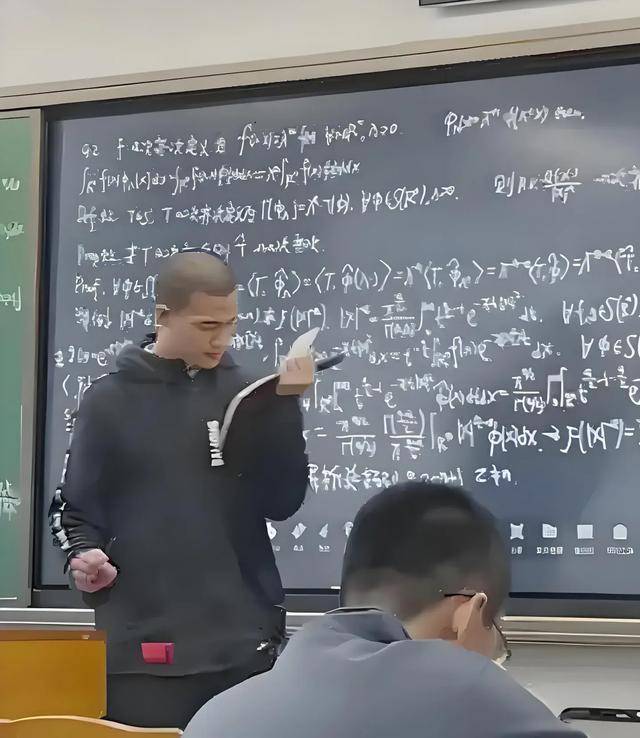 韦东奕上课照片走红<strong></p>
<p>公司债券交易规则</strong>，新发型吸睛，网友：板书真漂亮，可惜看不懂