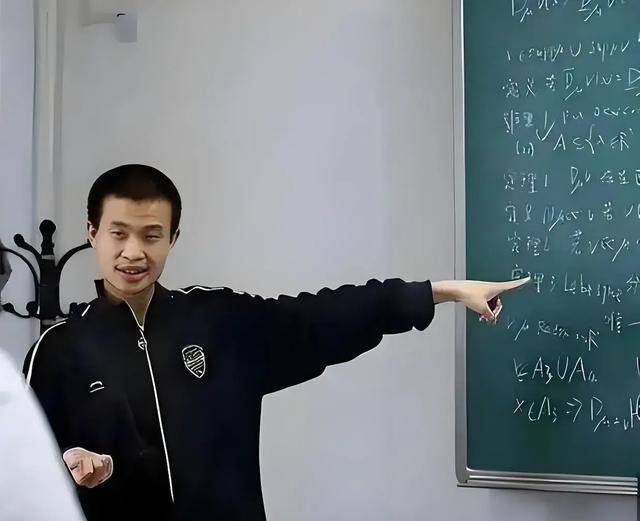 韦东奕上课照片走红<strong></p>
<p>公司债券交易规则</strong>，新发型吸睛，网友：板书真漂亮，可惜看不懂