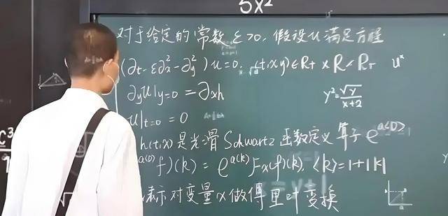 韦东奕上课照片走红<strong></p>
<p>公司债券交易规则</strong>，新发型吸睛，网友：板书真漂亮，可惜看不懂