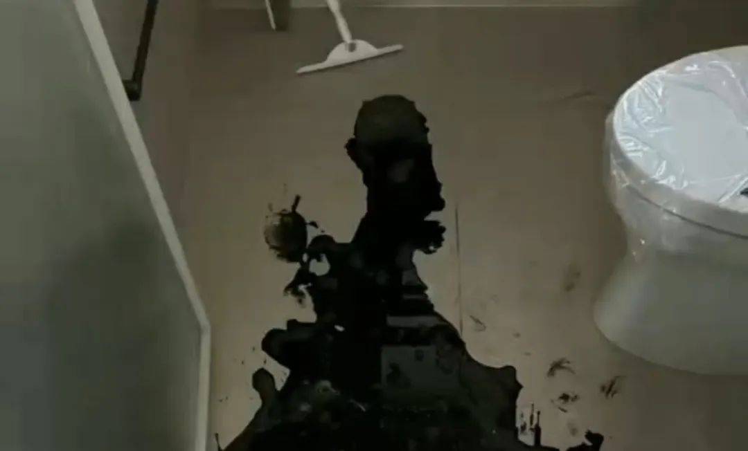 “早上起来擤鼻子都是黑的”<strong></p>
<p>广州货币交易市场</strong>，河南一工厂长期排放黑烟，附近居民：已持续一年