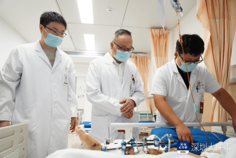 失血过半！深圳男子被三四百斤模具砸到<strong></p>
<p>广州货币交易市场</strong>，医生全力抢救
