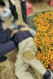 昆明一老人赶集摔倒压坏水果摊！中午就带着家属找来了<strong></p>
<p>btk网站为何不能提币</strong>，摊主慌了……