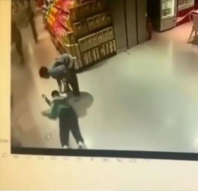 男孩在盒马摔倒无人扶？母亲愤怒砸店<strong></p>
<p>btk网站为何不能提币</strong>！最新回应