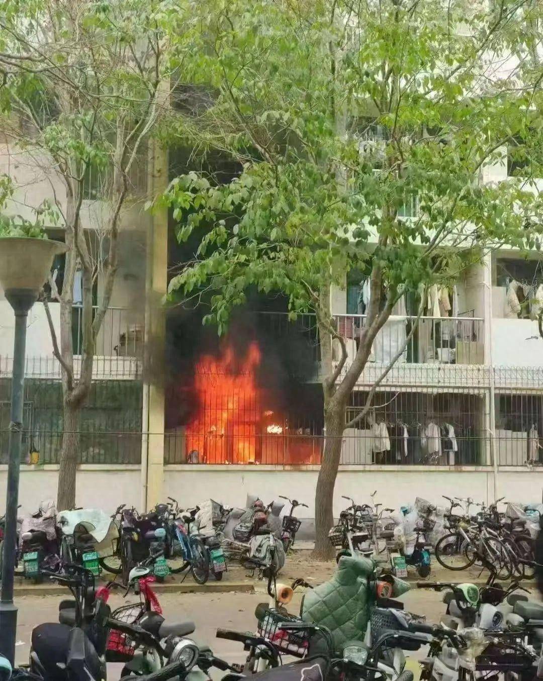 高校宿舍发生大火<strong></p>
<p>多货币对冲循环交易</strong>，宿管逃跑、学生逃生被堵？校方回应：没有学生受伤，宿管没第一个跑