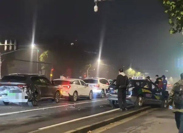 凌晨<strong></p>
<p>gmq币币交易上线</strong>，上海一路口多车追尾！目击者：疑似大货车惹祸，撞击力度大