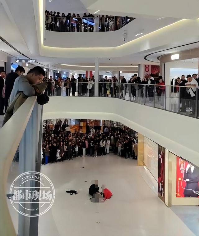 山东济宁一女孩在商场坠亡<strong></p>
<p>gmq币币交易上线</strong>，其倚靠的扶梯玻璃护栏疑似脱落，警方回应