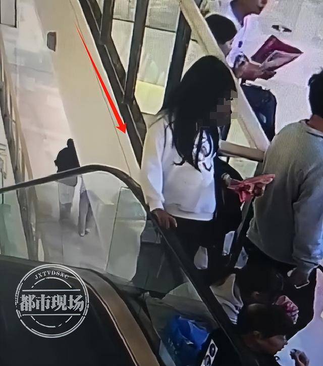 山东济宁一女孩在商场坠亡<strong></p>
<p>gmq币币交易上线</strong>，其倚靠的扶梯玻璃护栏疑似脱落，警方回应