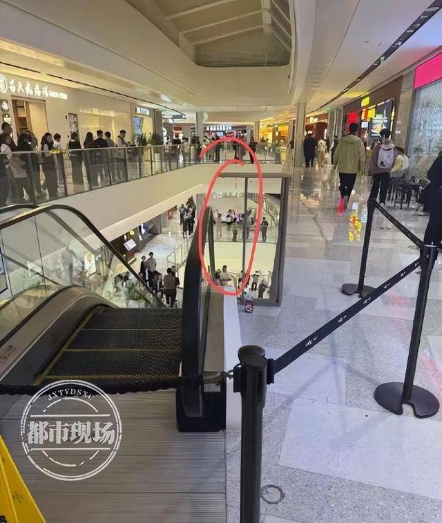 山东济宁一女孩在商场坠亡<strong></p>
<p>gmq币币交易上线</strong>，其倚靠的扶梯玻璃护栏疑似脱落，警方回应