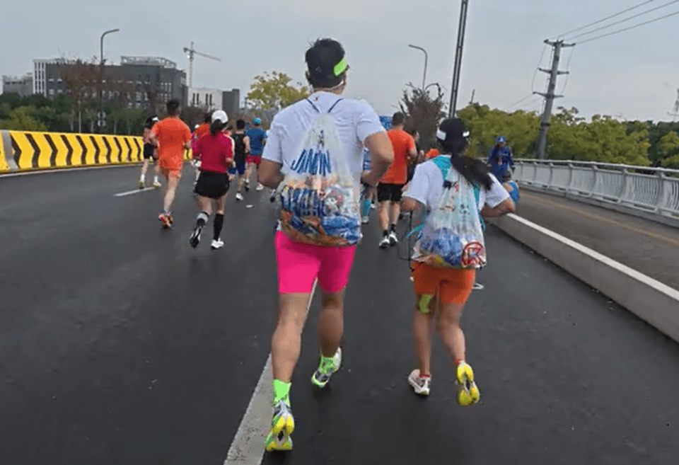 苏州马拉松一男一女将给选手的免费零食打包“负重”奔跑<strong></p>
<p>xrp币今日行情</strong>？主办方回应