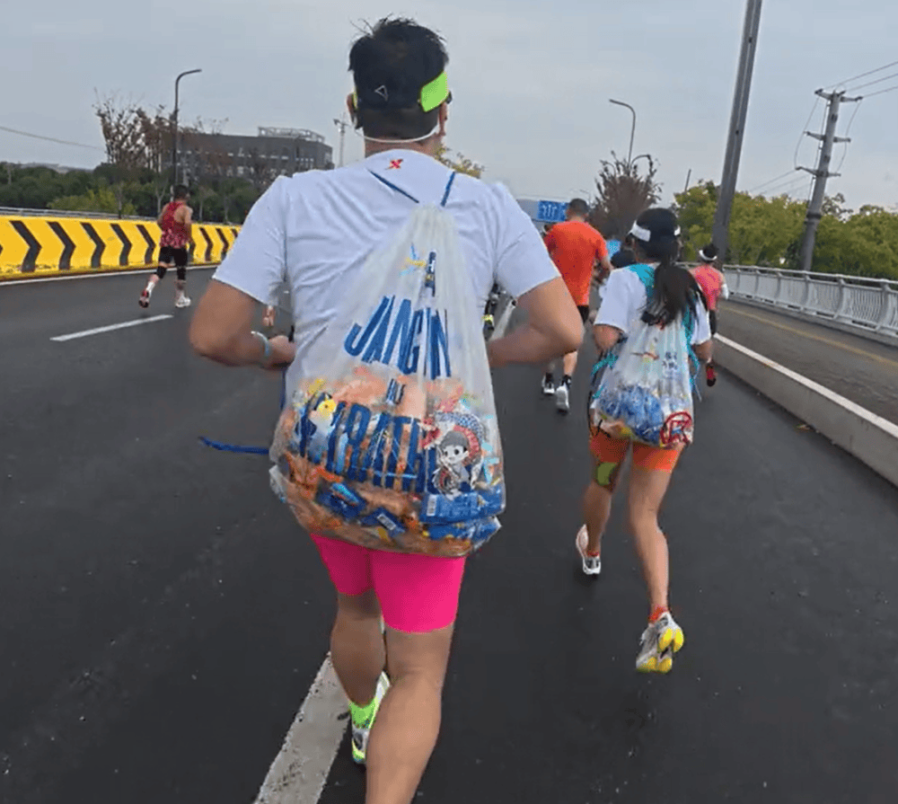 苏州马拉松一男一女将给选手的免费零食打包“负重”奔跑<strong></p>
<p>xrp币今日行情</strong>？主办方回应