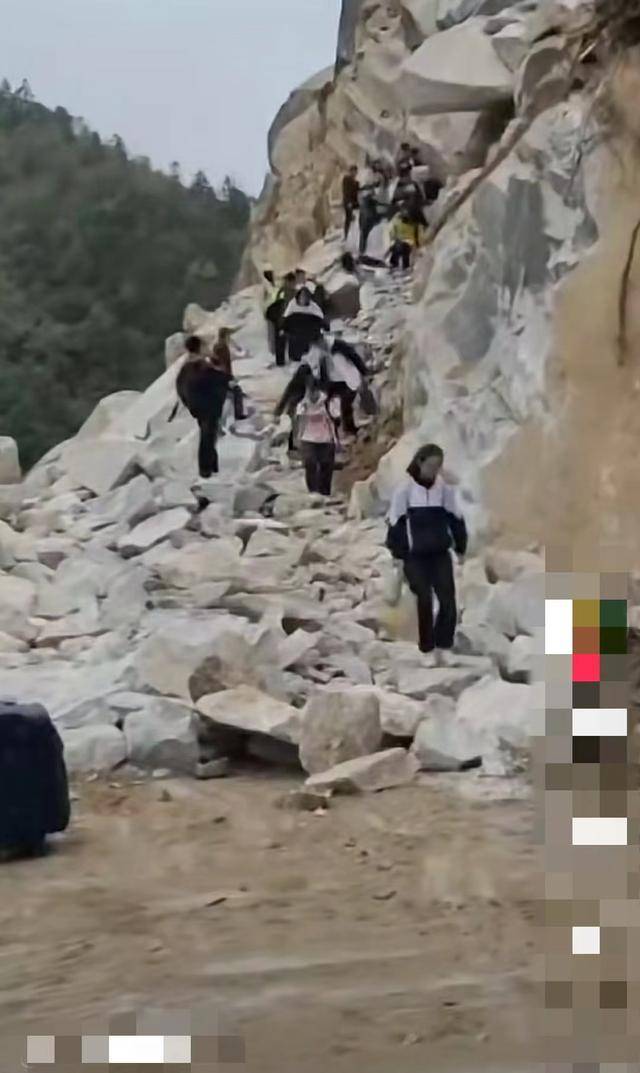学生攀爬堵路巨石上学令人揪心<strong></p>
<p>量化交易与主观交易</strong>，当地回应：系道路施工偶发特殊状况