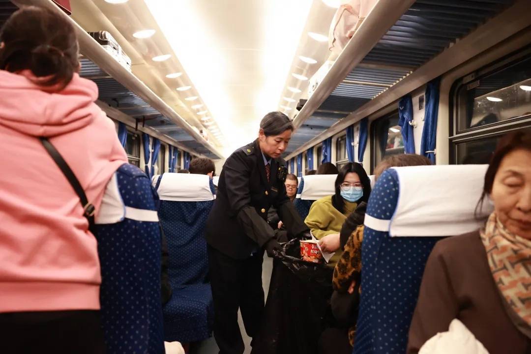 这趟北京始发的绿皮车站站停<strong></p>
<p>零息债券全价交易</strong>，但旅客都说好——