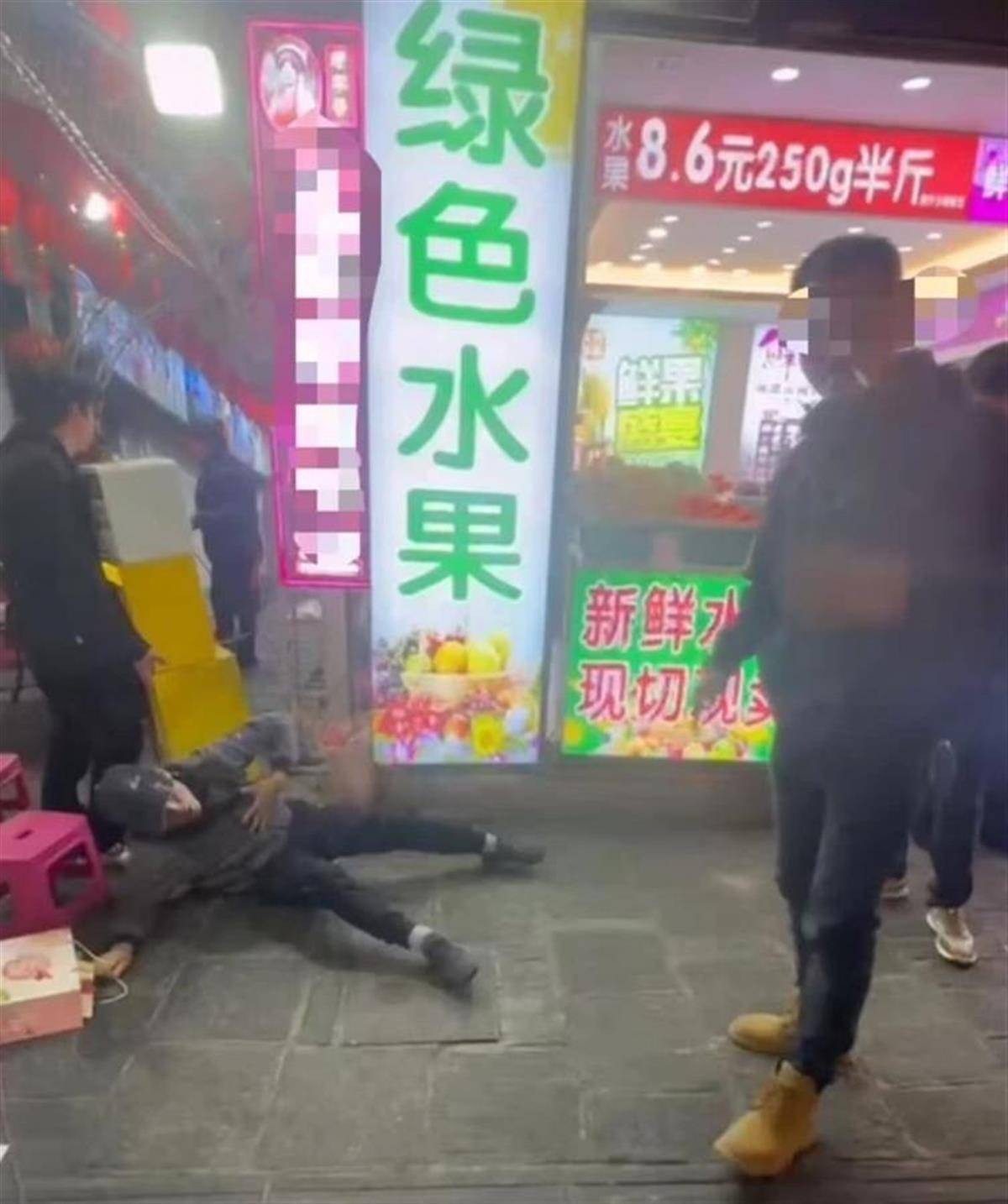 博主在大理打假“风干牦牛肉”被踹翻在地<strong></p>
<p>coincoin币币网</strong>，黑衣人的“一脚”也当踢醒监管方