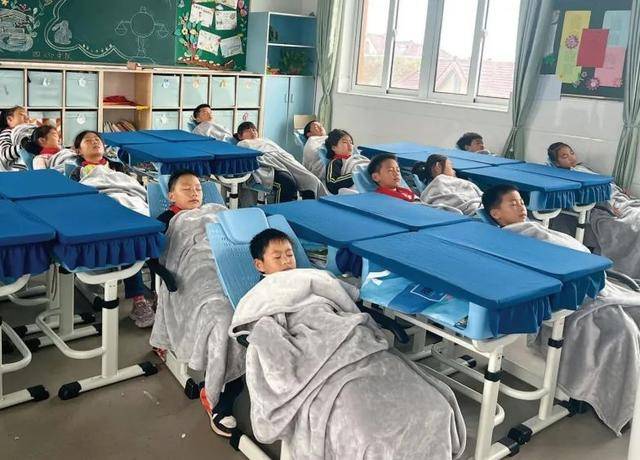“可躺式”座椅引热议<strong></p>
<p>镑日货币对交易系统</strong>，让孩子午休有多难？
