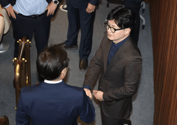 画面曝光！韩国会通过要求“解除戒严”决议后<strong></p>
<p>交易指数计算方式</strong>，朝野两大政党党首握手交谈