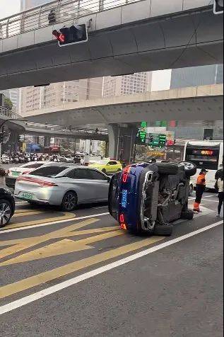 上海一奔驰车在路口侧翻<strong></p>
<p>币币交易模式优势</strong>，驾驶员擦伤！目击者讲述现场情况