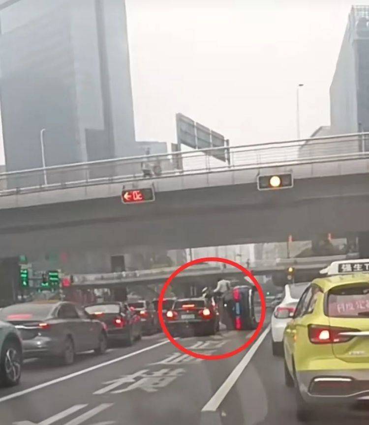 上海一奔驰车在路口侧翻<strong></p>
<p>币币交易模式优势</strong>，驾驶员擦伤！目击者讲述现场情况