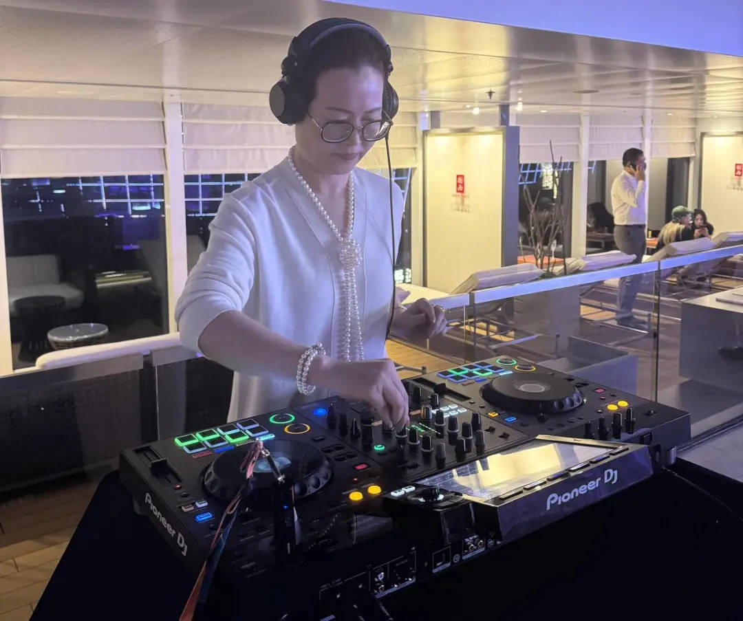 太潮了！53岁杭州退休阿姨当DJ<strong></p>
<p>币币交易模式优势</strong>，带着年轻人一起蹦迪
