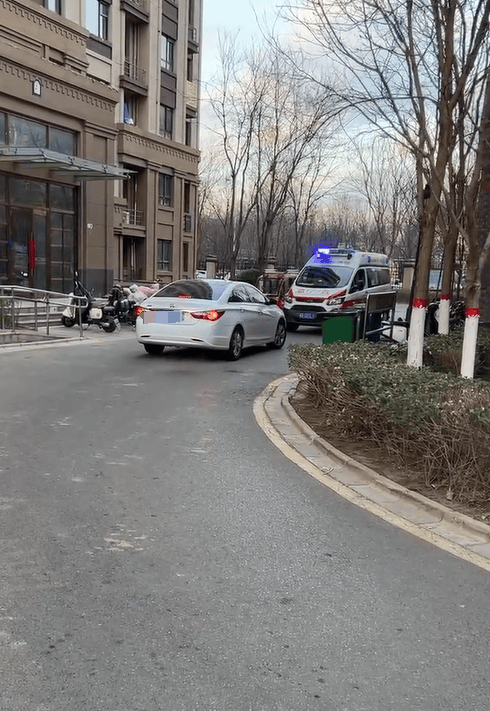 私家车未让救护车反而步步紧逼<strong></p>
<p>比太币交易今日价格</strong>，目击者：老人遗憾离世，河北警方：行政拘留！