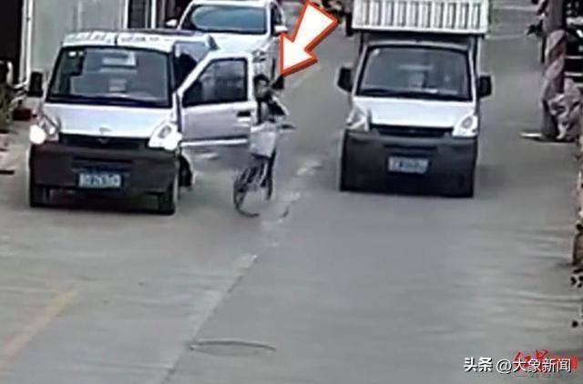 男孩骑单车遭遇“开门杀”<strong></p>
<p>可以对冲的货币对</strong>，摔倒后又被小货车碾压 广东汕头有关部门：及时送医，无生命危险