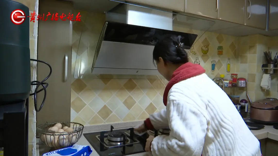恶心坏了！贵阳一女子家中被扔进一颗“炸弹”<strong></p>
<p>趣币网funcion</strong>，残羹剩饭炸开花