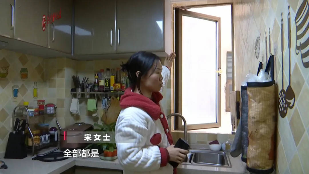 恶心坏了！贵阳一女子家中被扔进一颗“炸弹”<strong></p>
<p>趣币网funcion</strong>，残羹剩饭炸开花