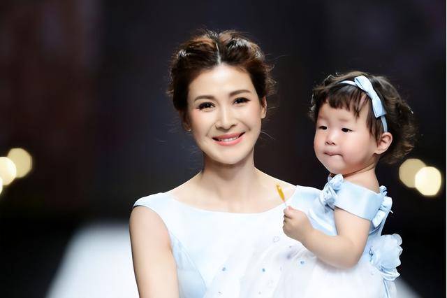 富商周旭辉<strong></p>
<p>趣币网funcion</strong>，44岁娶小12岁女星童蕾，获刑3年后，妻女过得如何？
