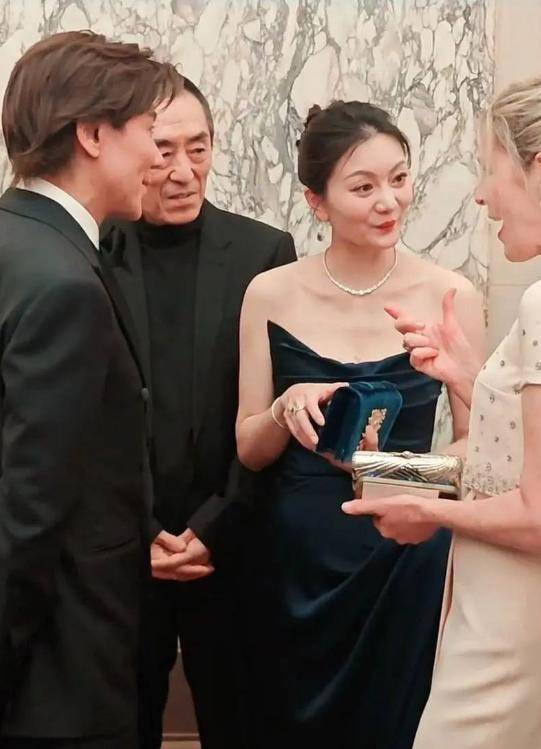 陈婷现实长什么样？路人镜头才是“照妖镜”<strong></p>
<p>趣币网funcion</strong>，突然理解张艺谋了
