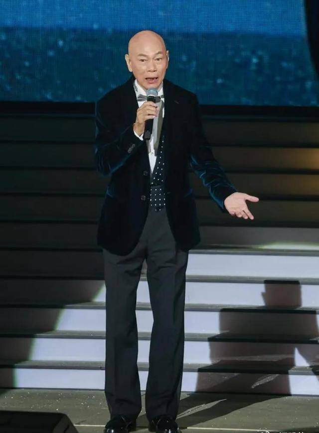 64岁齐秦演唱会反复伸话筒<strong></p>
<p>自动计算软件app</strong>，观众：如果不差钱就好好在家养老吧
