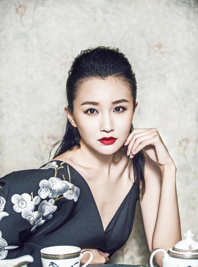演完赵丽颖闺蜜<strong></p>
<p>炒币暴富的90后</strong>，又演于和伟老婆，39岁的她年轻时是个氧气大美女