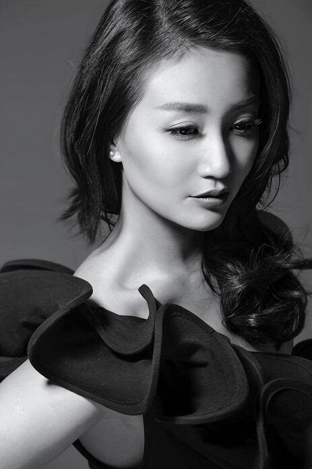 演完赵丽颖闺蜜<strong></p>
<p>炒币暴富的90后</strong>，又演于和伟老婆，39岁的她年轻时是个氧气大美女