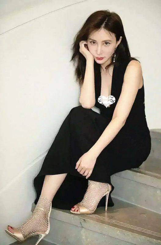 王宝强携女友冯清现身伦敦<strong></p>
<p>炒币暴富的90后</strong>，身高差强烈，却不妨碍幸福感爆棚！