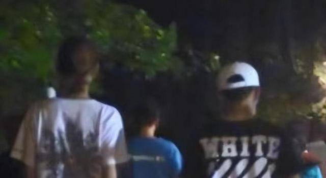 王宝强携女友冯清现身伦敦<strong></p>
<p>炒币暴富的90后</strong>，身高差强烈，却不妨碍幸福感爆棚！