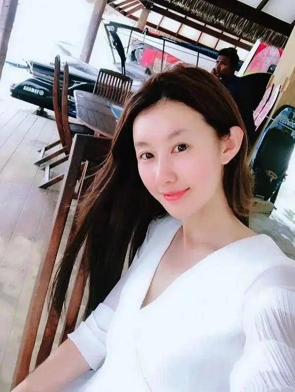 王宝强携女友冯清现身伦敦<strong></p>
<p>炒币暴富的90后</strong>，身高差强烈，却不妨碍幸福感爆棚！