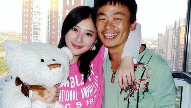 王宝强携女友冯清现身伦敦<strong></p>
<p>炒币暴富的90后</strong>，身高差强烈，却不妨碍幸福感爆棚！