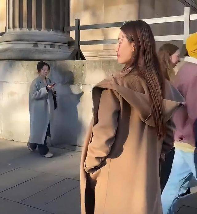 王宝强携女友冯清现身伦敦<strong></p>
<p>炒币暴富的90后</strong>，身高差强烈，却不妨碍幸福感爆棚！