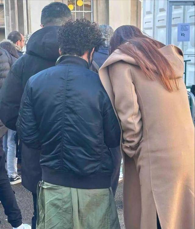 王宝强携女友冯清现身伦敦<strong></p>
<p>炒币暴富的90后</strong>，身高差强烈，却不妨碍幸福感爆棚！