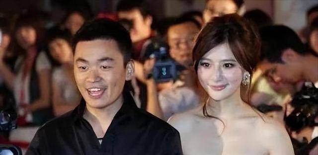 王宝强携女友冯清现身伦敦<strong></p>
<p>炒币暴富的90后</strong>，身高差强烈，却不妨碍幸福感爆棚！